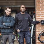 Équipe d'installateurs de pompes à chaleur pour votre habitation