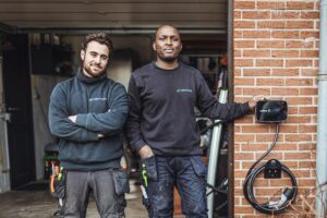 Équipe d'installateurs de pompes à chaleur pour votre habitation